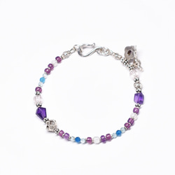 紫水晶和醋栗卡倫銀，紫羅蘭法國復古珠，海藍寶石和磷灰石手鍊（紫水晶 第6張的照片