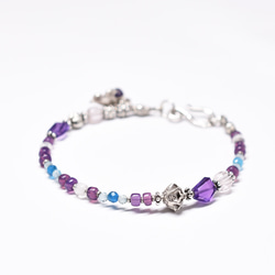 紫水晶和醋栗卡倫銀，紫羅蘭法國復古珠，海藍寶石和磷灰石手鍊（紫水晶 第3張的照片
