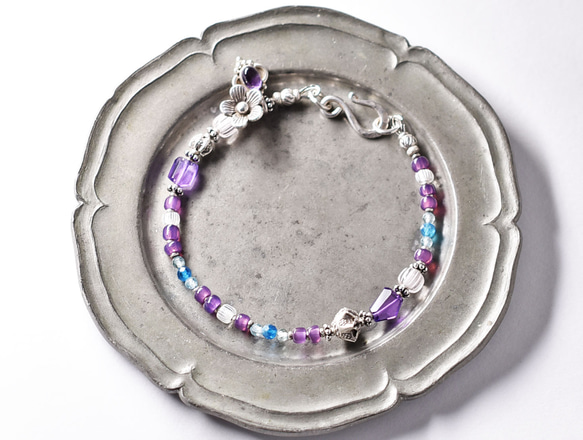紫水晶和醋栗卡倫銀，紫羅蘭法國復古珠，海藍寶石和磷灰石手鍊（紫水晶 第2張的照片