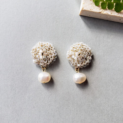 ビーズクロッシェと淡水パールのイヤリングorピアス(ゴールド)/No.24