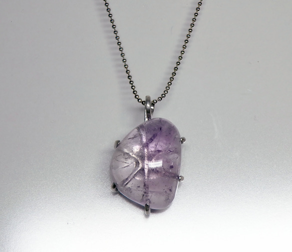 2月の誕生石　紫水晶の彫金爪留めペンダント　２ 4枚目の画像