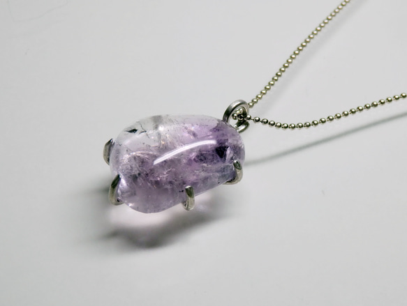 2月の誕生石　紫水晶の彫金爪留めペンダント　２ 2枚目の画像