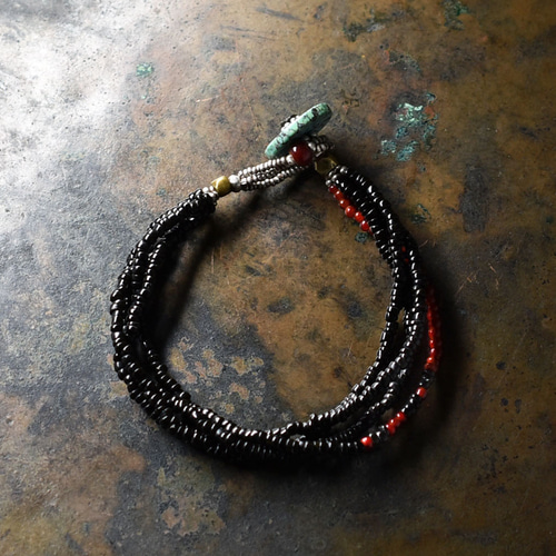 アンティーク漆黒シードビーズ濃赤＆血赤ホワイトハーツの4連ブレス