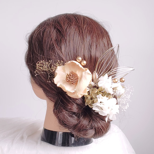 和装×洋髪が人気！白無垢のヘアは「花の髪飾り」でおしゃれに♡