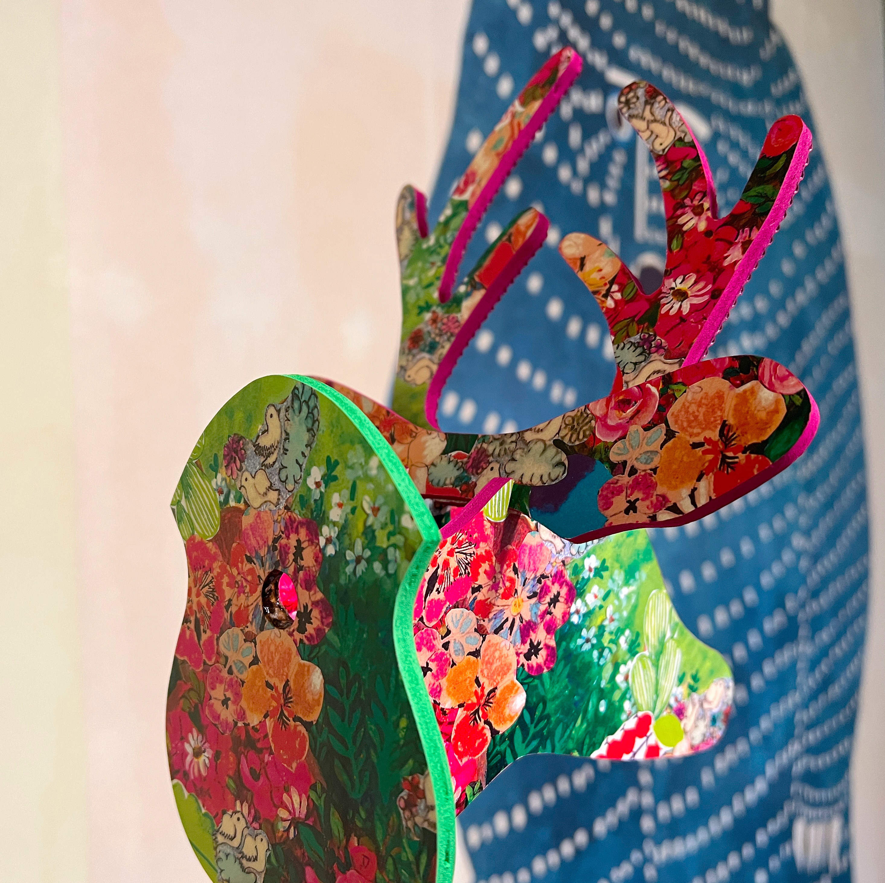 鹿のウォールデコ〔イングリッシュガーデンとコチニールレッドの角・小さめ〕アニマルヘッド/アニマルトロフィー【受注生産】