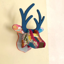 鹿の壁掛け　〔ブルー＆ピンク・小さいサイズ〕（アニマルヘッド/アニマルトロフィー）【受注生産】 3枚目の画像