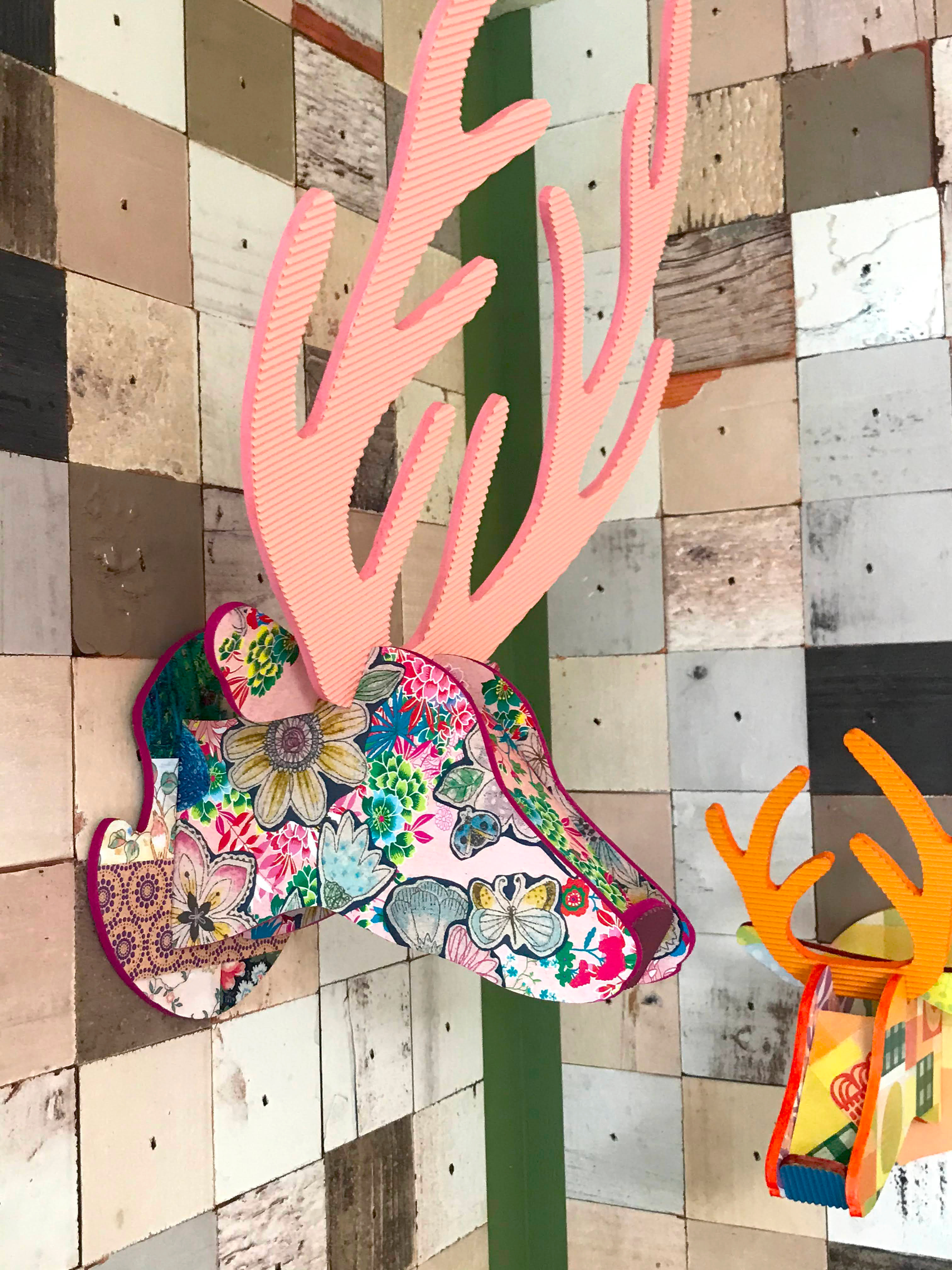 鹿のウォールデコ〔ピンクフラワーとサーモンピンクの角・大きめサイズ〕アニマルヘッド/アニマルトロフィー【受注生産】