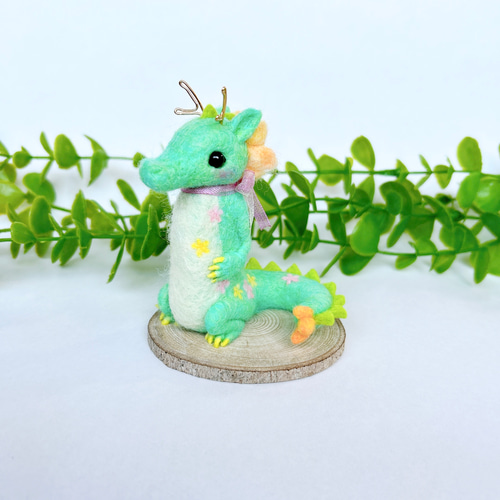 春呼ぶ花龍 エメラルドグリーン 羊毛フェルト置物 羊毛フェルト Aki