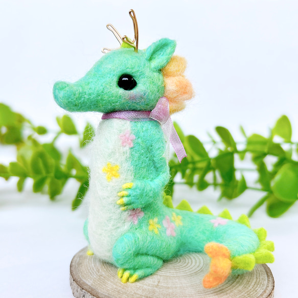 春呼ぶ花龍 エメラルドグリーン 羊毛フェルト置物 羊毛フェルト Aki