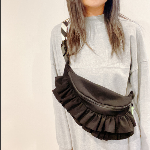 再販!* 2段フリルがかわいいボディBAG オールブラック ボディ 再販!* 2段フリルがかわいいボディBAG オールブラック ボディ