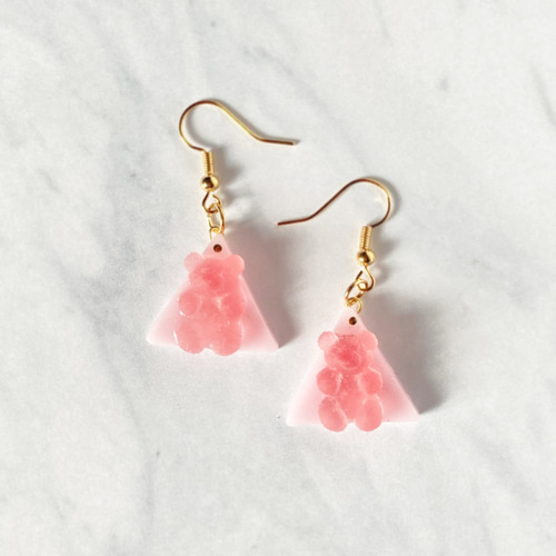 くまグミ△三角（いちごミルク）ピアス・イヤリング ピアス（フック 