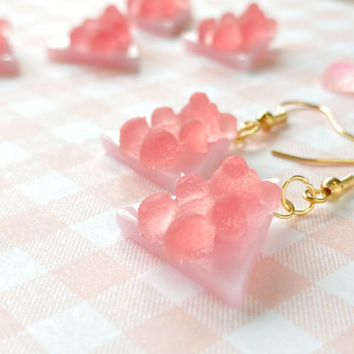 くまグミ△三角（いちごミルク）ピアス・イヤリング ピアス（フック 