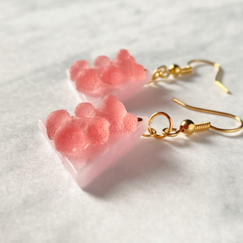 くまグミ△三角（いちごミルク）ピアス・イヤリング ピアス（フック 