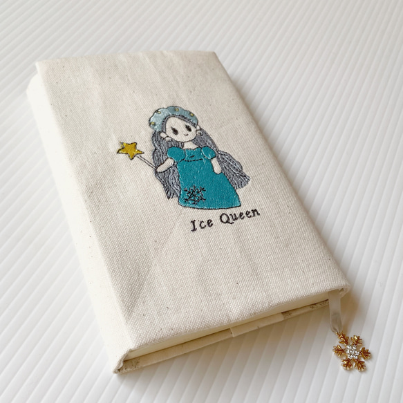 カバンの中でも本が傷まないブックカバー✳︎厚さ調整✳︎キャラクター✳︎刺繍✳︎雪の女王✳︎童話 1枚目の画像