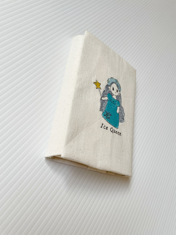 カバンの中でも本が傷まないブックカバー✳︎厚さ調整✳︎キャラクター✳︎刺繍✳︎雪の女王✳︎童話 4枚目の画像