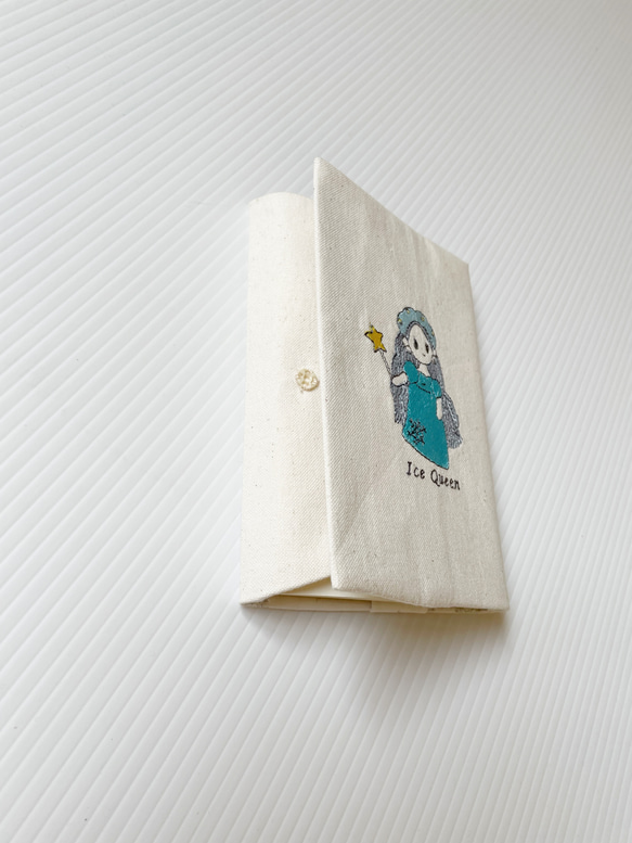 カバンの中でも本が傷まないブックカバー✳︎厚さ調整✳︎キャラクター✳︎刺繍✳︎雪の女王✳︎童話 3枚目の画像