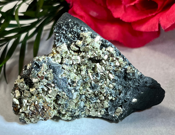 希少✨　パイライト　オン　シュンガイト　結晶　原石　ラフストーン 2枚目の画像