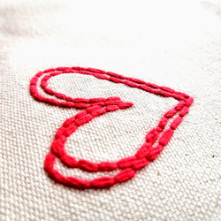【入園入学】手刺繍の赤いハート　ミニトートバッグ　帆布　生成り　手提げ　ランチバッグ　Sサイズ 2枚目の画像