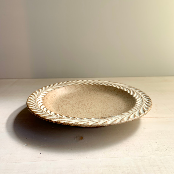 ロリエ　リムプレート（皿）　小　EMU　WHマット【手彫り】 3枚目の画像