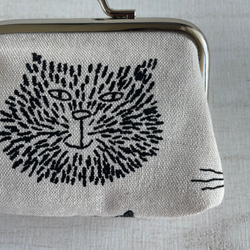 猫チャーム付き 手にフィットする大人可愛い ミニ財布 小物入れ（猫顔 by Miyako Kawaguchi） 8枚目の画像