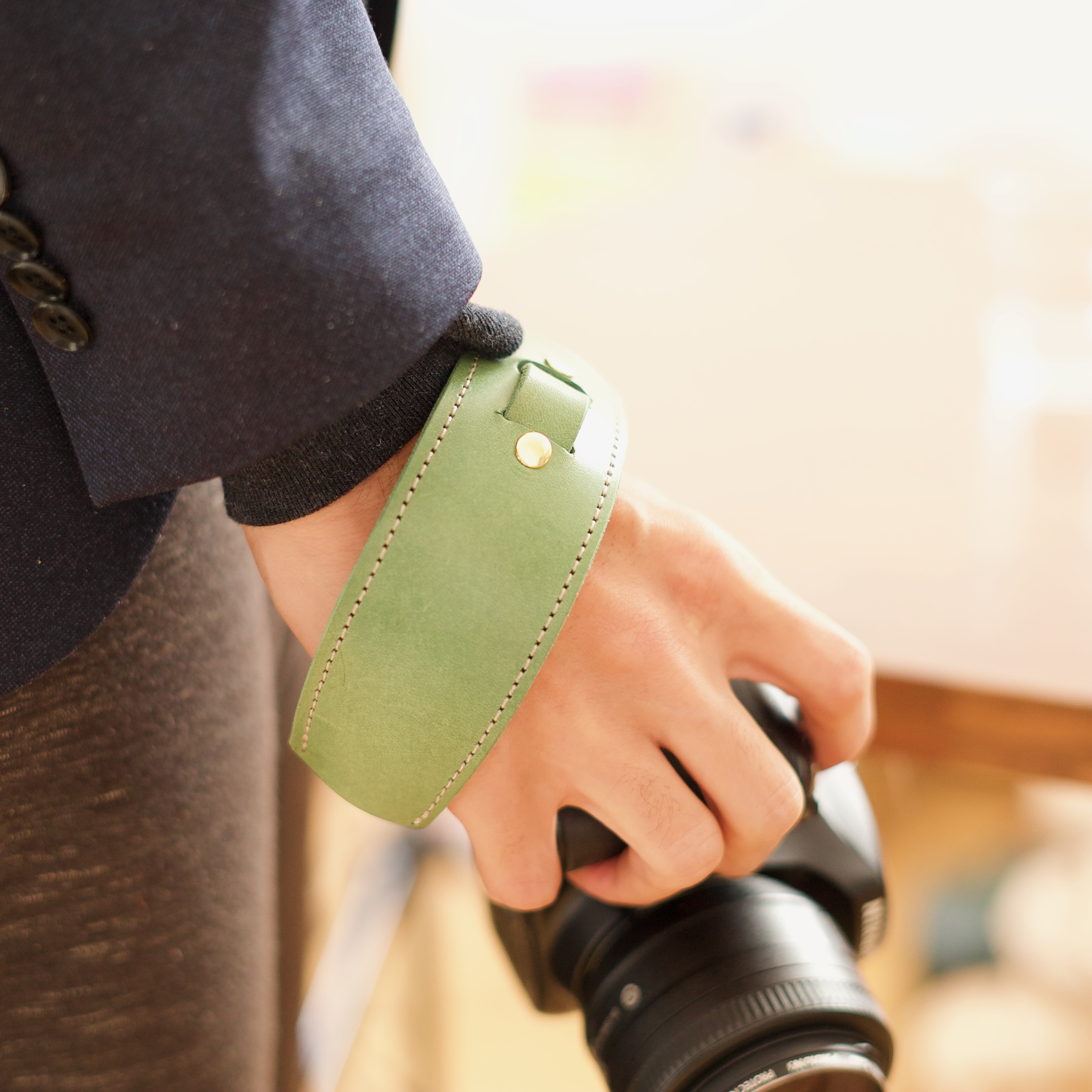 《片手操作OK》本革×パラコード×真鍮のタフなカメラリストストラップ／ミラーレス・スマホ兼用