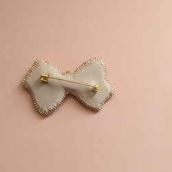 ビーズ刺繍ブローチ　リボン　ホワイト　白 8枚目の画像