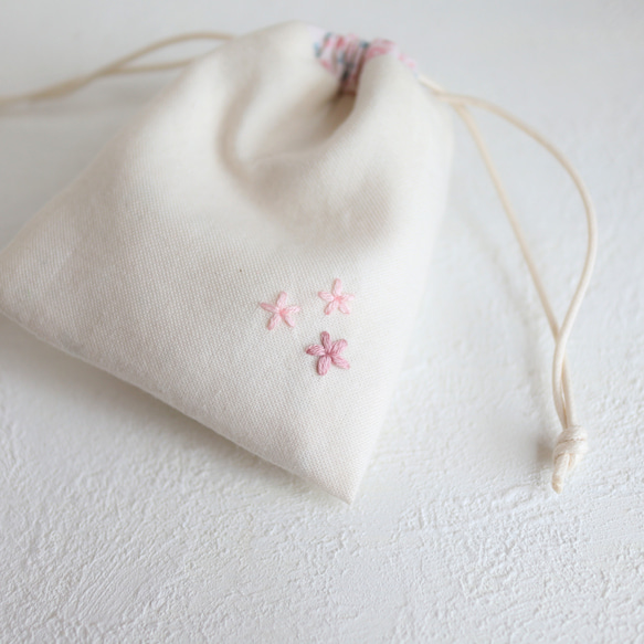 小さなフラワーリース刺繍のミニ巾着（桜のリース・オーガニックコットン） 5枚目の画像