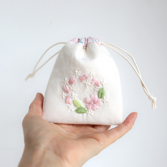 小さなフラワーリース刺繍のミニ巾着（桜のリース・オーガニックコットン） 4枚目の画像