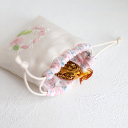 小さなフラワーリース刺繍のミニ巾着（桜のリース・オーガニックコットン） 8枚目の画像