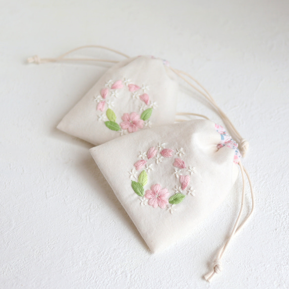 小さなフラワーリース刺繍のミニ巾着（桜のリース・オーガニックコットン） 10枚目の画像