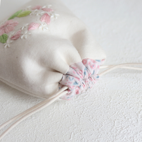小さなフラワーリース刺繍のミニ巾着（桜のリース・オーガニックコットン） 6枚目の画像