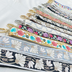 インド刺繍ショルダーストラップ 〘スマホストラップ/スマホショルダー/ネックストラップ/ショルダーベルト〙 2枚目の画像
