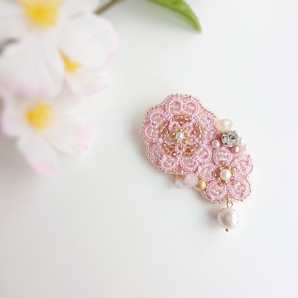 タティングレース×ビーズ刺繍の桜ブローチ コットンパール 1枚目の画像