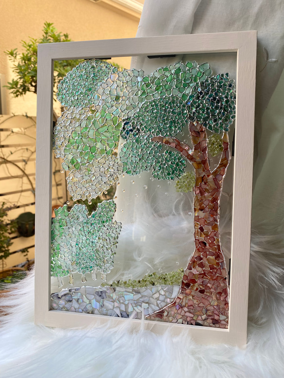 シェルアートフレームꕤ  葉っぱと舞う光の水玉インテリアフレーム　A4  ⭐︎  天然貝　ステンドグラス風　グリーン 7枚目の画像