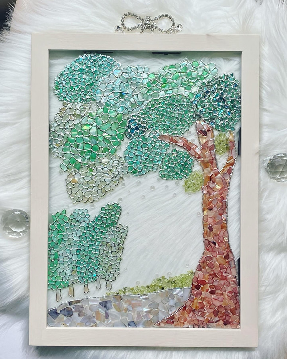 シェルアートフレームꕤ  葉っぱと舞う光の水玉インテリアフレーム　A4  ⭐︎  天然貝　ステンドグラス風　グリーン 4枚目の画像