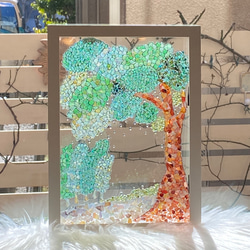 シェルアートフレームꕤ  葉っぱと舞う光の水玉インテリアフレーム　A4  ⭐︎  天然貝　ステンドグラス風　グリーン 1枚目の画像