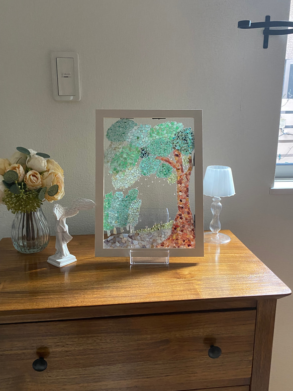 シェルアートフレームꕤ  葉っぱと舞う光の水玉インテリアフレーム　A4  ⭐︎  天然貝　ステンドグラス風　グリーン 8枚目の画像