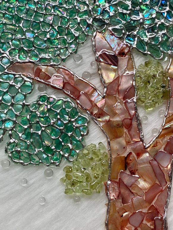 シェルアートフレームꕤ  葉っぱと舞う光の水玉インテリアフレーム　A4  ⭐︎  天然貝　ステンドグラス風　グリーン 18枚目の画像