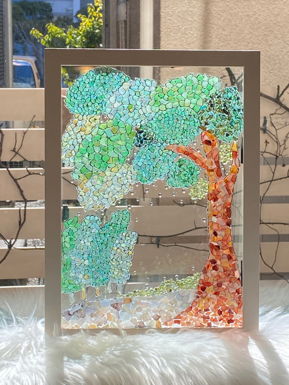 シェルアートフレームꕤ  葉っぱと舞う光の水玉インテリアフレーム　A4  ⭐︎  天然貝　ステンドグラス風　グリーン 2枚目の画像