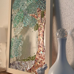 シェルアートフレームꕤ  葉っぱと舞う光の水玉インテリアフレーム　A4  ⭐︎  天然貝　ステンドグラス風　グリーン 11枚目の画像