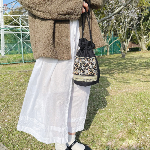 no.462 フェイクレザー 丸底 ワンハンドル 巾着 バッグ 刺繍リボン ワンハンドル巾着バッグ / フェイクレザー 合皮 刺繍リボン 黒