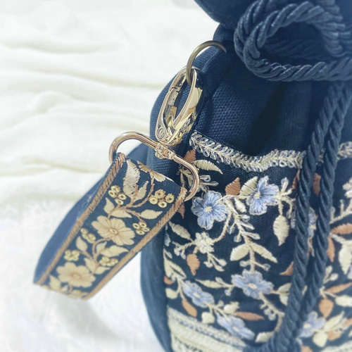 no.462 フェイクレザー 丸底 ワンハンドル 巾着 バッグ 刺繍リボン no.462 フェイクレザー 丸底 ワンハンドル 巾着 バッグ 刺繍