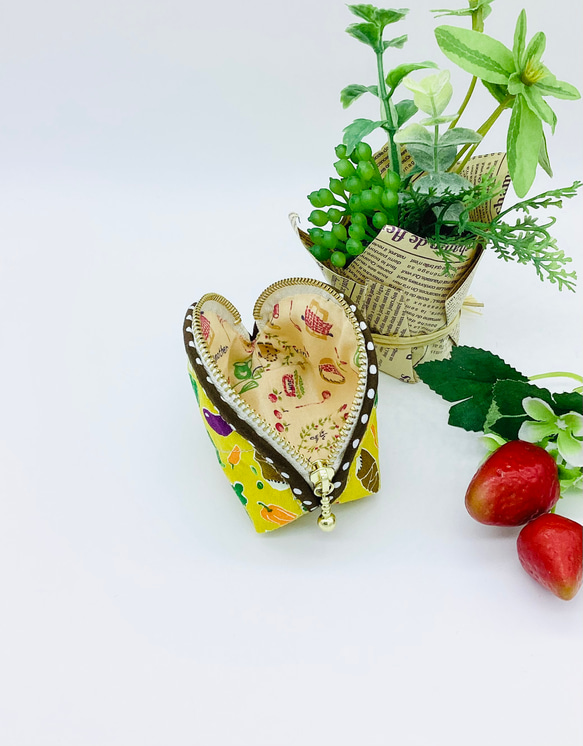 ミニポーチ☆お野菜と花柄（マスタード）小銭入れ　イヤフォンケース 5枚目の画像