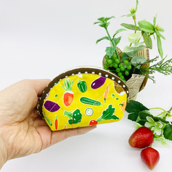 ミニポーチ☆お野菜と花柄（マスタード）小銭入れ　イヤフォンケース 1枚目の画像