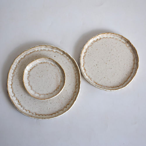 縁がなみなみした丸いプレート皿小・中・大3点セット（白/黄/光沢  
