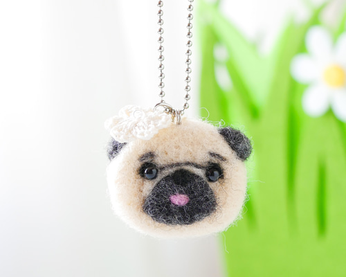 パグ犬とお花チャーム バッグにつけて一緒にお出かけ ギフト