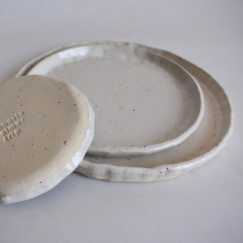 縁がなみなみした丸いプレート皿小・中・大3点セット（白/マット/点  