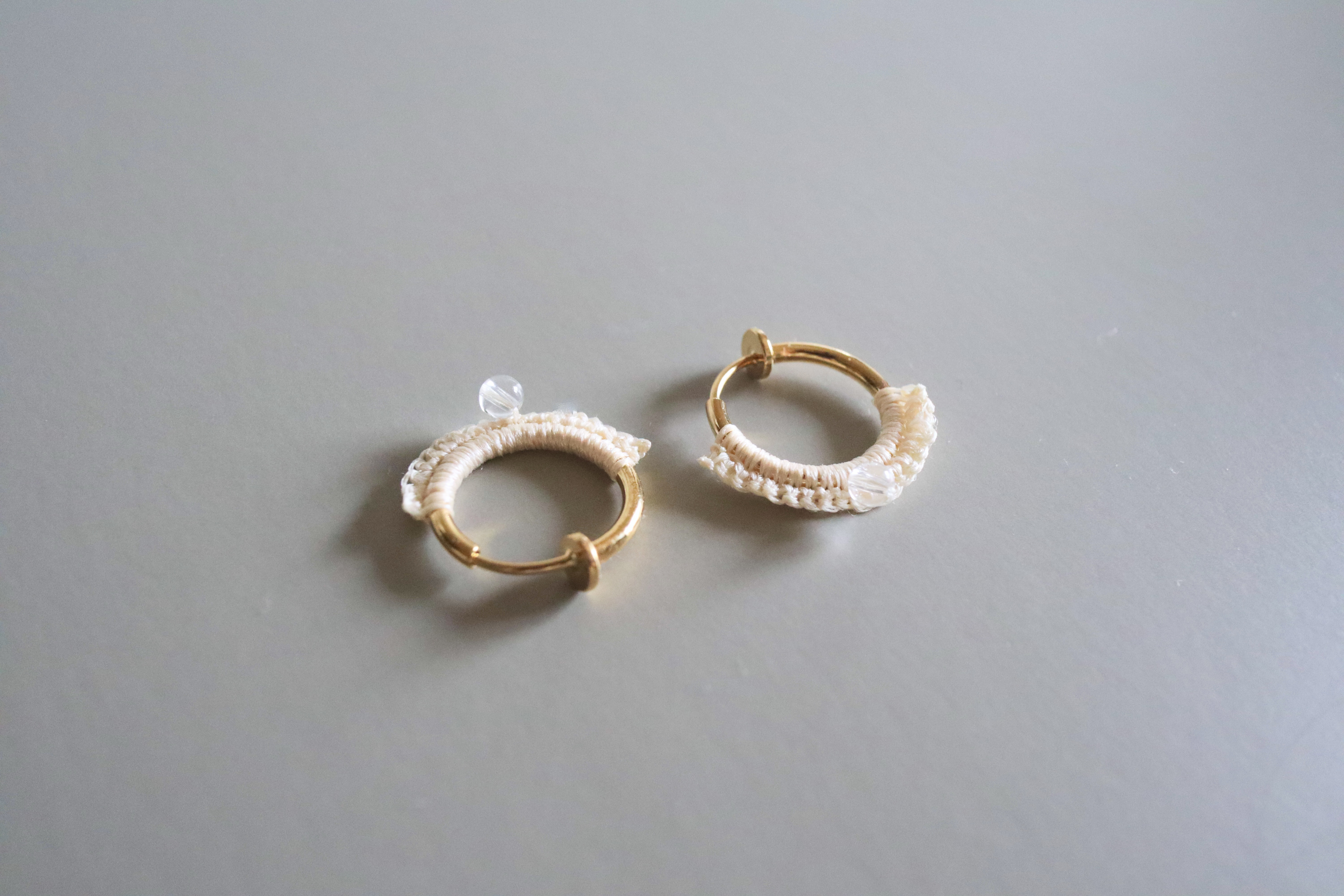 水晶 × シルクのフープの耳飾り 贈り物にもおすすめ