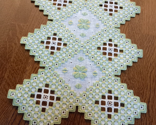 北欧ハーダンガー刺繍 テーブルファブリック 横長ドイリー ライム 手