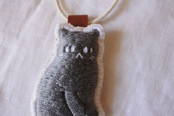 ごはんまちにゃんこ　猫　刺繍　チャーム　ぐれーにゃん 4枚目の画像